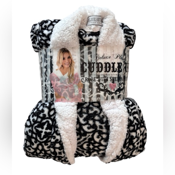 Blue Star Clothing Company Other - Deluxe Plush Black and White Sherpa Robe
